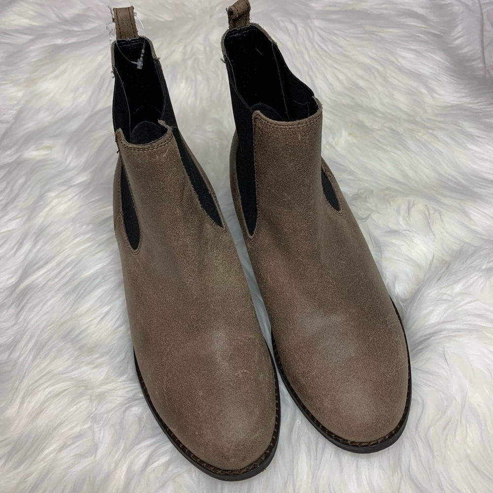 - NWOT ROXY LEATHER BOOTIES SIZE 8